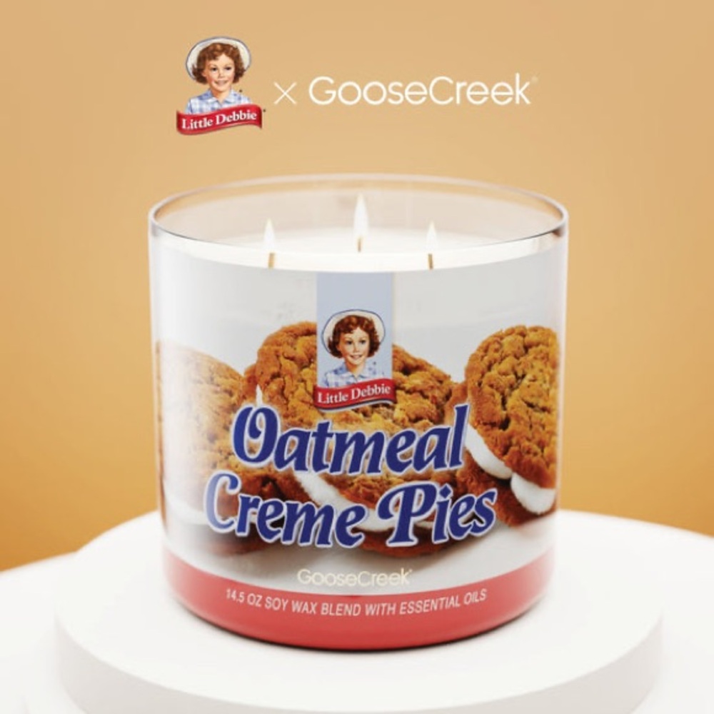 NEW! Goose Creek 3-Wick Little Debbie Oatmeal Creme Pies 14.5oz Candle - Picture 3 of 7
